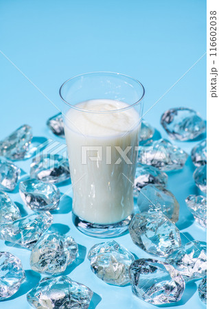 水色の背景に氷とバニラシェークのクローズアップ 116602038