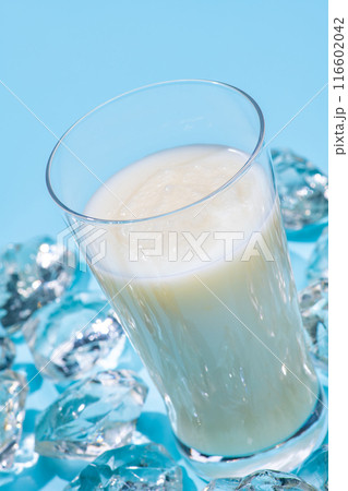 水色の背景に氷とバニラシェークのクローズアップ 116602042