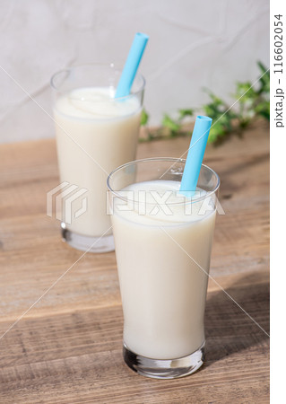 テーブルの上にストローを刺したバニラシェーク 116602054