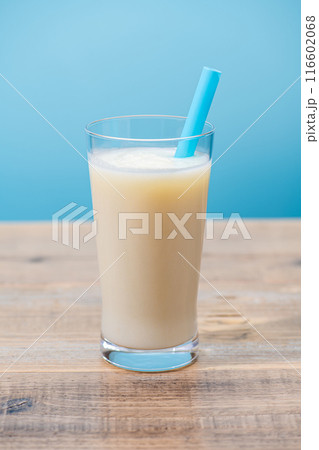ガラスのコップにストローを刺したバニラシェイク ガラスのコップにストローを刺したバニラシェイク 116602068