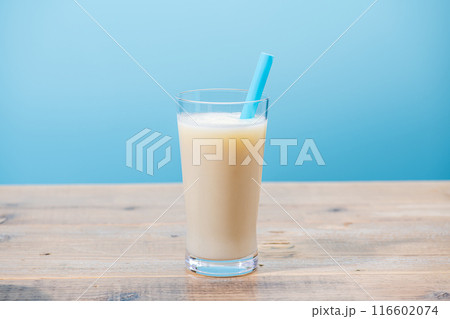 ガラスのコップにストローを刺したバニラシェイク 116602074