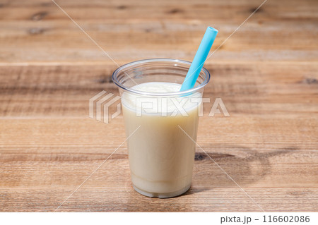 プラスチックのコップにバニラシェイク 116602086