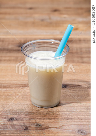 プラスチックのコップにバニラシェイク 116602087