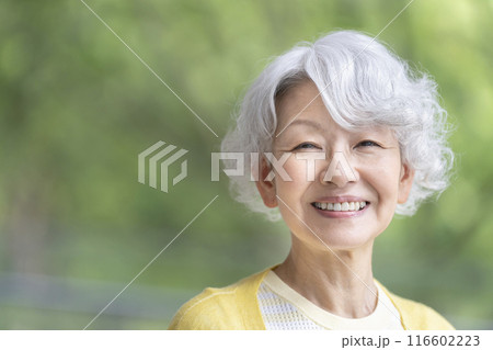 カメラ目線で笑顔のシニア女性 116602223