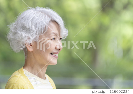 笑顔のシニア女性　横顔 116602224
