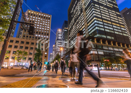 日本の東京都市景観 7月。大手町駅前の交差点、帰宅風景などを望む。奥は丸の内、東京駅方向＝3日 116602410