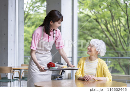 入居者に食事を運ぶスタッフ　シニアレジデンス・介護施設　イメージ 116602466