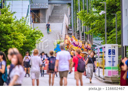 日本の東京都市景観 インバウンド復活…緑に映える渋谷駅前の渋谷横丁などを望む=7月10日 日本の東京都市景観 インバウンド復活…緑に映える渋谷駅前の渋谷横丁などを望む=7月10日 116602467