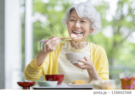 食事をするシニア女性 食事をするシニア女性 116602566