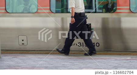 夏の名古屋駅のホームで仕事する男性駅係員の姿 116602704