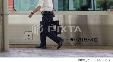 夏の名古屋駅のホームで仕事する男性駅係員の姿 夏の名古屋駅のホームで仕事する男性駅係員の姿 116602705