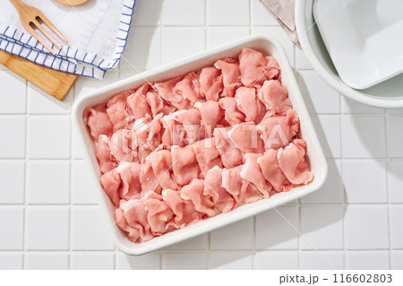 生の豚肉（しゃぶしゃぶ用） 116602803
