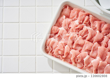 生の豚肉（しゃぶしゃぶ用） 116602808