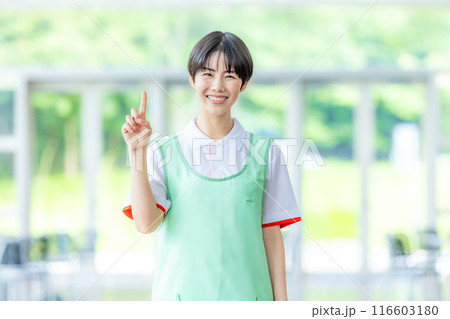 介護士の若い女性 介護士の若い女性 116603180