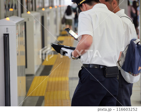 夏の名古屋駅のホームで仕事する男性駅係員の姿 116603252