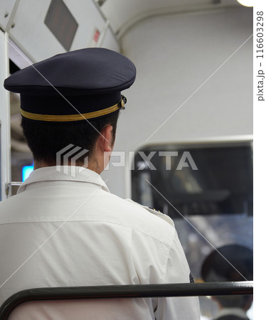 日本の電車の中にいる一人の男性車掌の姿 日本の電車の中にいる一人の男性車掌の姿 116603298