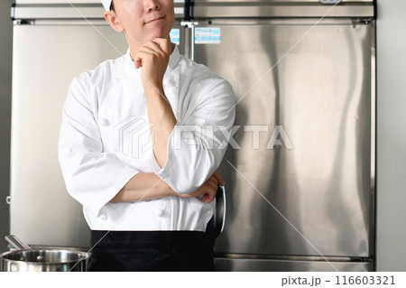 調理場で考える若い調理師のアジア人男性 調理場で考える若い調理師のアジア人男性 116603321