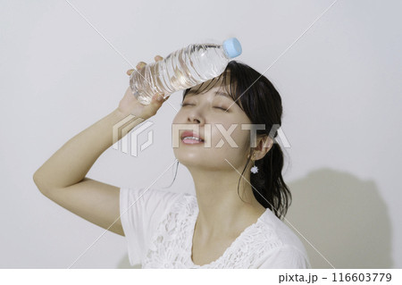 白背景のペットボトルの水を持つ若い女性のポートレート 116603779