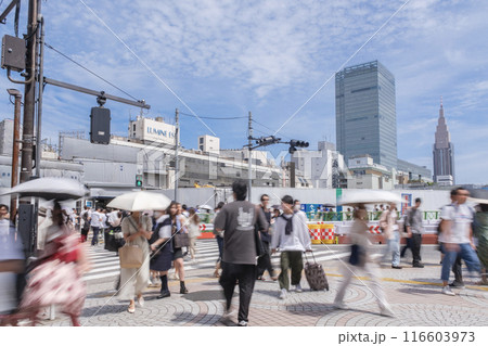新宿駅西口再開発　旧駅ビルの解体現場と人通り　東京都新宿区 116603973