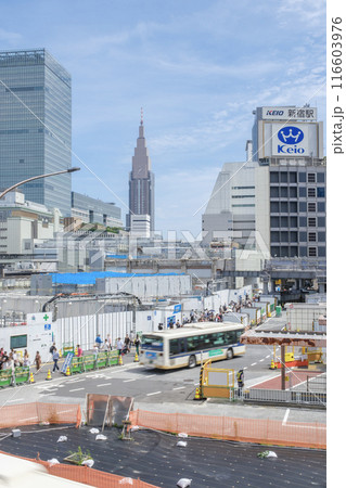 新宿駅西口再開発　駅ビルと百貨店が解体され青空が広がる街並み　東京都新宿区 116603976
