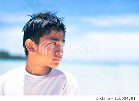 夏の日差し日焼けした少年と沖縄の海 夏の日差し日焼けした少年と沖縄の海 116604291