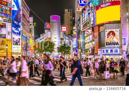 日本の東京都市景観 7月。インバウンド復活…夜も外国人観光客らで賑わう渋谷＝11日、20時16分 116605716