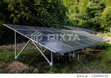 太陽光があまり当たっていないソーラーパネル 116606230