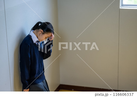 悩む高校生 悩む高校生 116606337