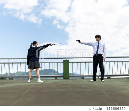 対峙する高校生 116606352