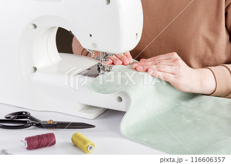 Sewing machine, stitching fabrics, needle in a round plan 116606357