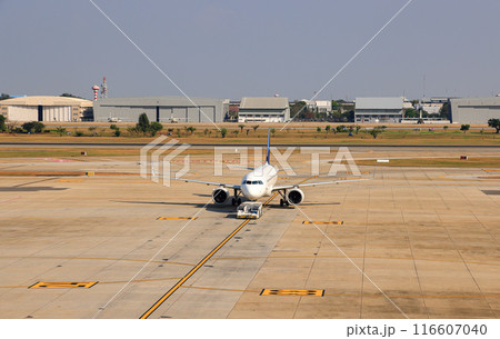 Aircraft are pushed back to the taxiway by airplane tugs, with one in ground handling services at Don-Mueang. 116607040