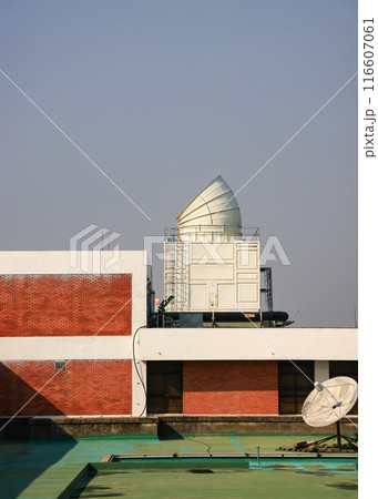 The air conditioning chiller mounted on the roof of the building. 116607061