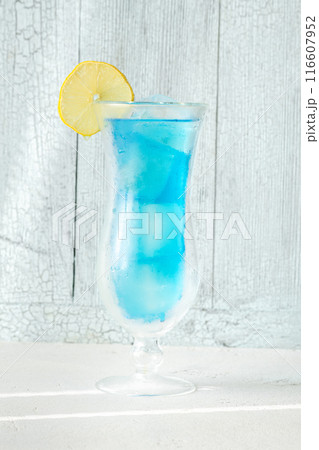 Blue lagoon cocktail 116607952