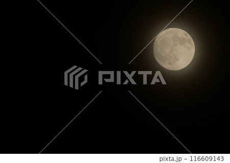 薄い雲がかかる皐月の月齢14.0小望月 116609143