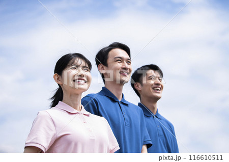 介護福祉士　集合写真　青空バック 116610511