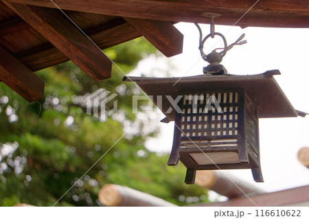 神社の軒につられた趣のなる灯篭 【伊豆神社】 神社の軒につられた趣のなる灯篭 【伊豆神社】 116610622