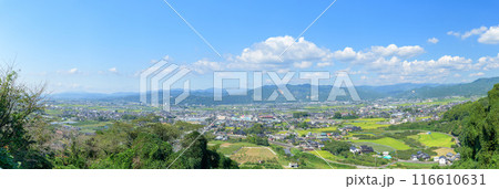 初夏の陽ざしと青空を背景に浮羽稲荷神社から観える絶景パノラマ風景(福岡県うきは市)浮羽稲荷神社 116610631