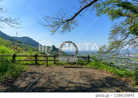 初夏の陽ざしと展望台のベンチ風景 城ヶ鼻公園(じょうがはなこうえん)内 浮羽稲荷神社(うきは市) 初夏の陽ざしと展望台のベンチ風景 城ヶ鼻公園(じょうがはなこうえん)内 浮羽稲荷神社(うきは市) 116610945