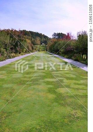 北海道由仁町の庭園　ゆにガーデン　ブロードウォークの風景 116611008