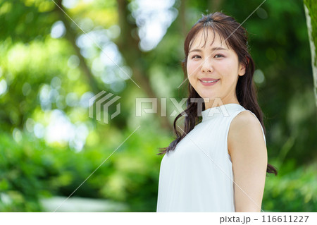 公園でリラックスする女性 116611227