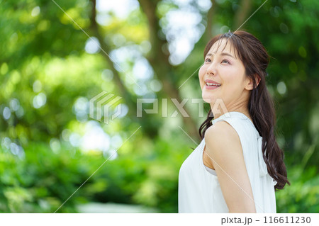 公園でリラックスする女性 116611230