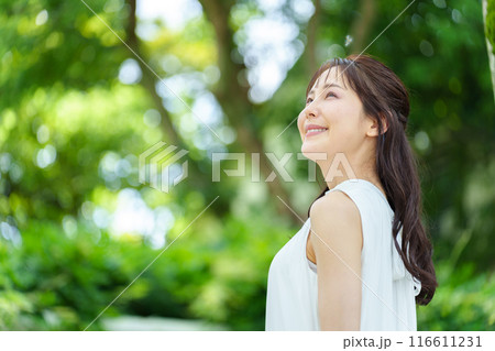 公園でリラックスする女性 116611231