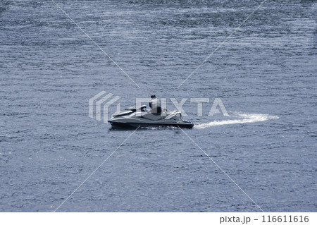 ジェットスキーは激しく水飛沫をあげては、スピードお落として一休み。水面に浮かんで気持ちよさそうに遠く 116611616
