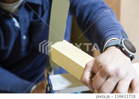 加工する大工さんの手元 116611718