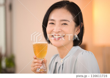 美味しそうにビールを飲むミドル女性 116611728