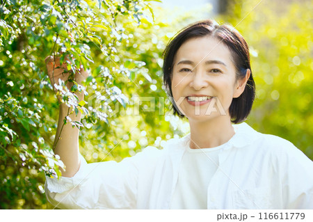 日差しの中のミドル女性のビューティー 116611779