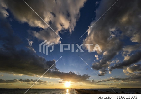 ダイナミックな雲が広がった夕空と港・初冬・超広角・空主体・231124pm 116611933