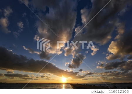 ダイナミックな雲が広がった夕空と港・初冬・超広角・空主体・231124pm 116612106