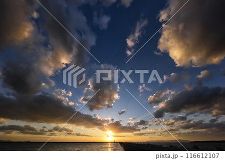 ダイナミックな雲が広がった夕空と港・初冬・超広角・空主体・231124pm 116612107