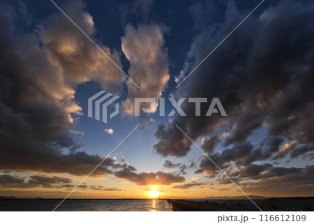 ダイナミックな雲が広がった夕空と港・初冬・超広角・空主体・231124pm 116612109